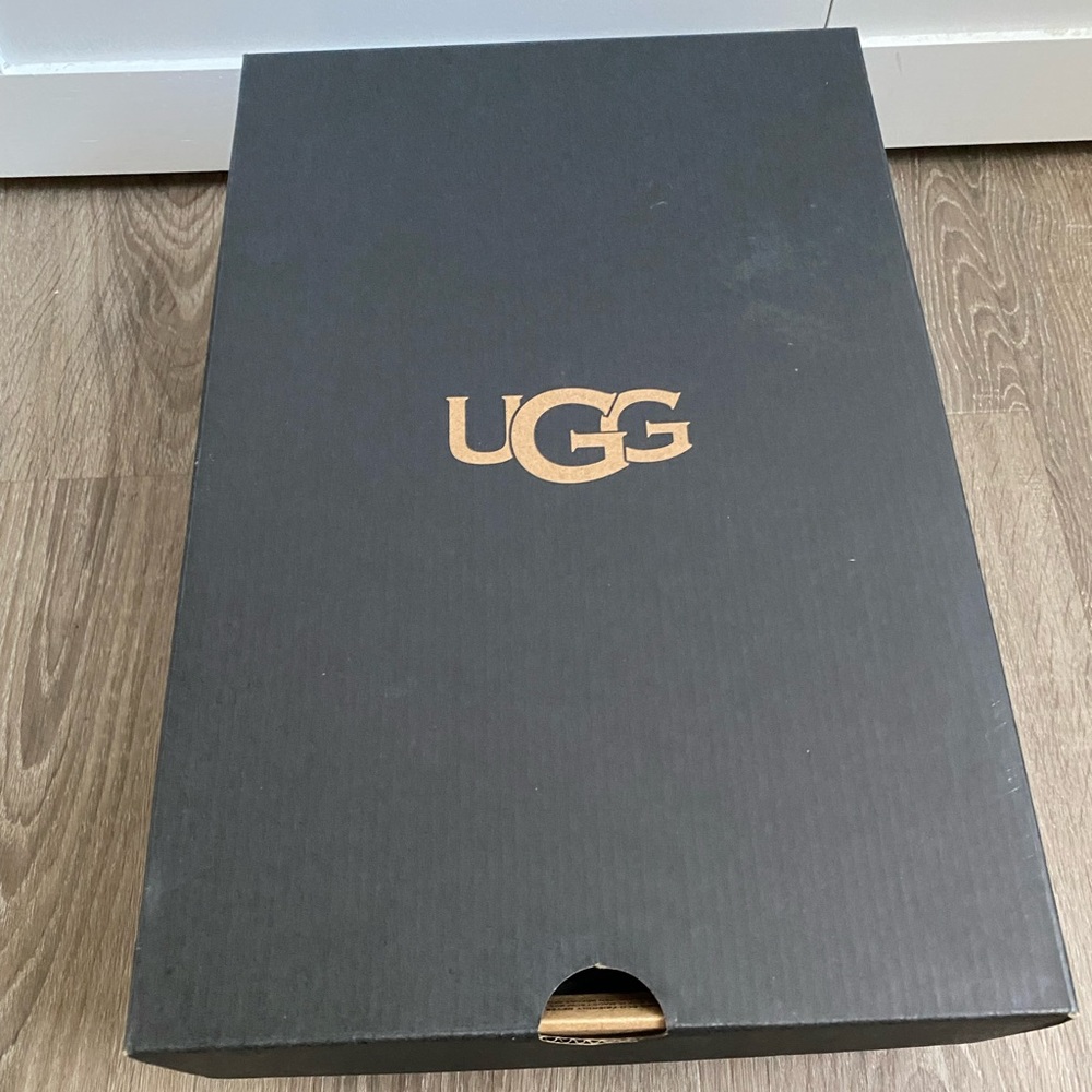 Ugg Australia empty shoe box
